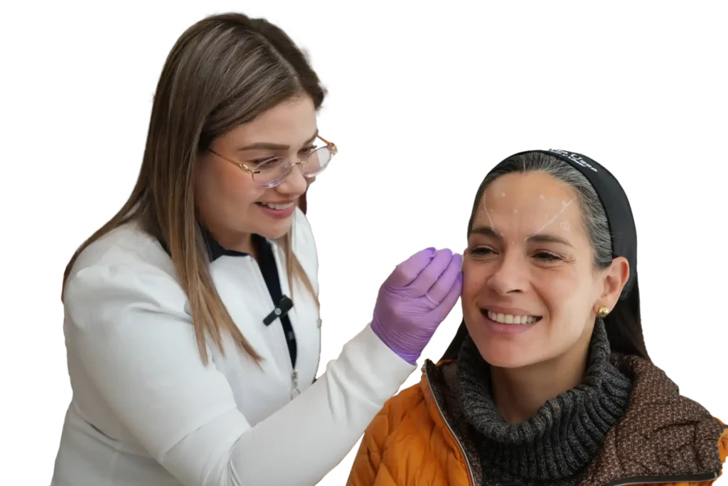 Paciente recibiendo un tratamiento de medicina estética facial para resaltar su belleza natural en la clínica de La Doctora de los Famosos en Bogotá y Tunja.